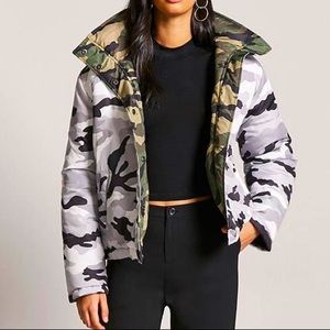 FORVER21 CAMO REVERSIBLE PUFFER JACKET LONG SLEEVE MEDIUM THICK MATERIAL